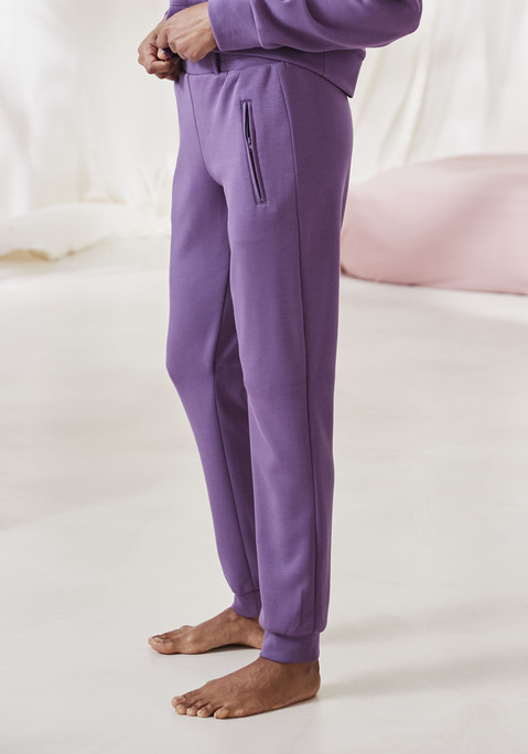 Bild: Sweathose von French Connection: Jogginghose von French Conection. Elastischer Bund mit Gürtelschlaufen. Seitliche Eingrifftaschen mit Reißverschluss. Bündchen an den Beinenden. Trageangenehme Qualität.