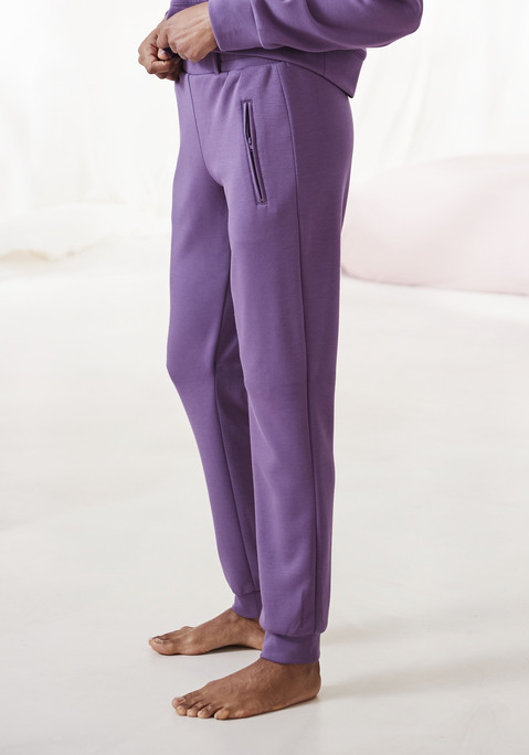 Bild: Sweathose von French Connection: Jogginghose von French Conection. Elastischer Bund mit Gürtelschlaufen. Seitliche Eingrifftaschen mit Reißverschluss. Bündchen an den Beinenden. Trageangenehme Qualität.