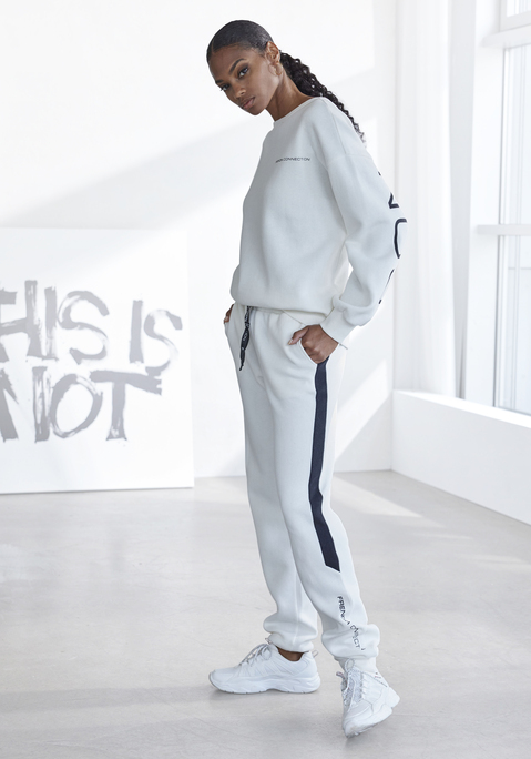 Bild: Sweathose von French Connection: Sweathose von French Connection für Damen. Elastischer Bund mit Tunnelzug. Gerippte Bündchen am Fuß. Eine Seitentasche. Logoprint auf dem linken Bein. Softe und trageangenehme Sweatqualität.