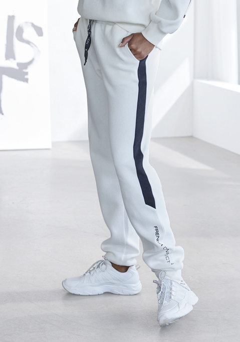 Bild: Sweathose von French Connection: Sweathose von French Connection für Damen. Elastischer Bund mit Tunnelzug. Gerippte Bündchen am Fuß. Eine Seitentasche. Logoprint auf dem linken Bein. Softe und trageangenehme Sweatqualität.