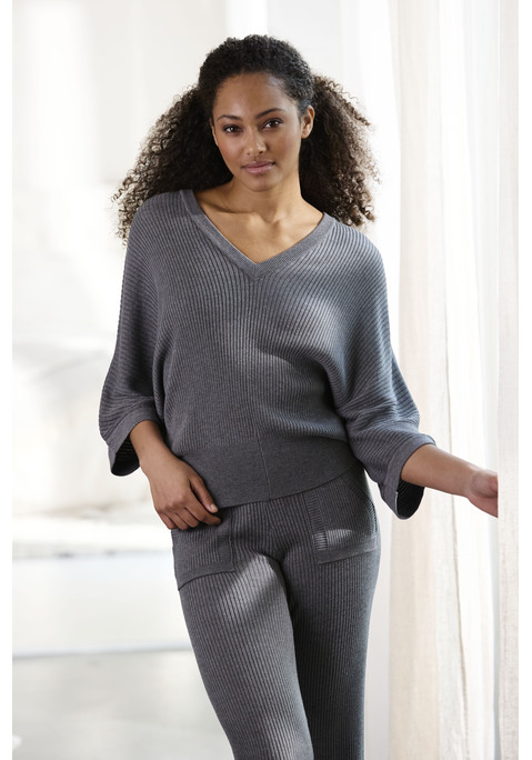 Bild: T-Shirt von French Connection: Geripptes Strickshirt von French Connection. Mit V-Ausschnitt. Weite Fledermausärmel. Elastischer Taillenbund. Weiche, fließende Qualität mit Viskose aus verbesserter Rohstoffbeschaffung.