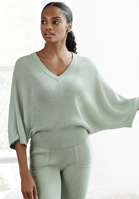 Bild: Strickshirt von French Connection: Geripptes Strickshirt von French Connection. Mit V-Ausschnitt. Weite Fledermausärmel. Elastischer Taillenbund. Weiche, fließende Qualität mit Viskose aus verbesserter Rohstoffbeschaffung.