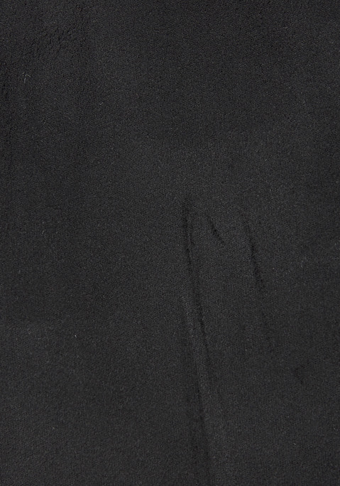 Bild: T-Shirt von French Connection: Hübsches T-Shirt von French Connection mit Rundhalsausschnitt und überschnittenen Schultern. Kleine, dezente Logostickerei. Elastisches Material in Veloursleder-Optik mit weichem Griff.
