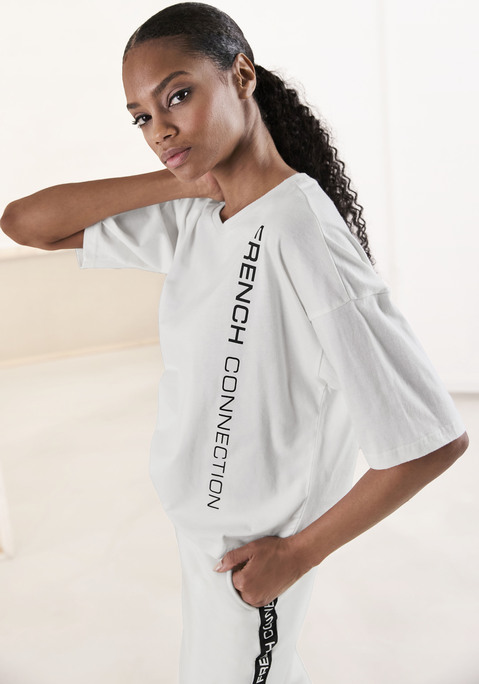 Bild: T-Shirt von French Connection: Rundhalsshirt von French Connection. Mit Logoschriftzug. Überschnittene Schultern. Gerade, lockere Silhouette. Weiche Jerseyqualität.