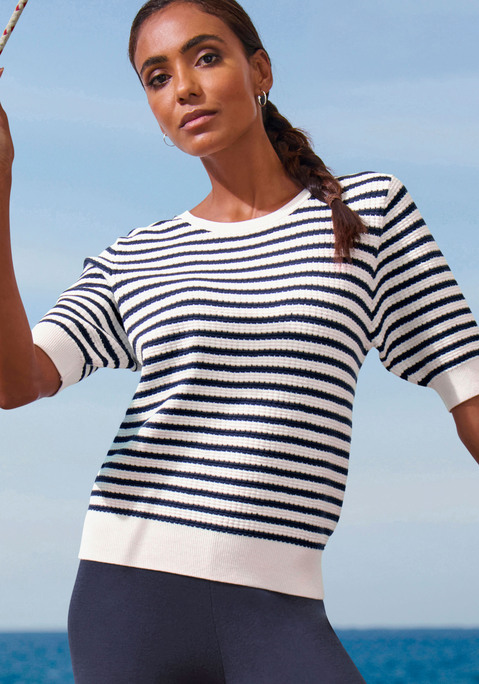 Bild: T-Shirt von French Connection: Gestreiftes Strickshirt von French Connection mit Rundhalsausschnitt, kurzen Ärmeln mit Rippbündchen und geripptem Saum. Schöne Strickstruktur aus Viskosemischung.
