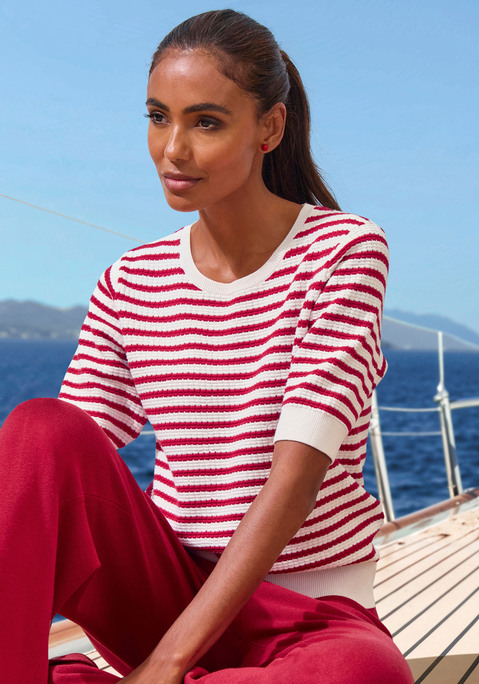 Bild: T-Shirt von French Connection: Gestreiftes Strickshirt von French Connection mit Rundhalsausschnitt, kurzen Ärmeln mit Rippbündchen und geripptem Saum. Schöne Strickstruktur aus Viskosemischung.