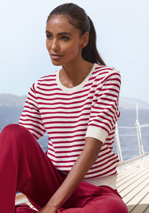 Bild: T-Shirt von French Connection: Gestreiftes Strickshirt von French Connection mit Rundhalsausschnitt, kurzen Ärmeln mit Rippbündchen und geripptem Saum. Schöne Strickstruktur aus Viskosemischung.