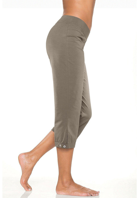 Bild: Caprihose von H.I.S: Druckknopf am Saum zur individuellen Weitenregulierung. Breiter Komfortbund. Weiche, elastische Jerseyqualität. Aus  94% Baumwolle (unterstützt Cotton made in Africa), 6% Elasthan.