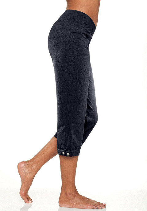 Bild: Caprihose von H.I.S: Druckknopf am Saum zur individuellen Weitenregulierung. Breiter Komfortbund. Weiche, elastische Jerseyqualität. Aus  94% Baumwolle (unterstützt Cotton made in Africa), 6% Elasthan.