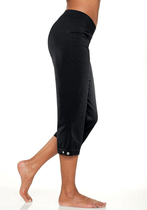 Bild: Caprihose von H.I.S: Druckknopf am Saum zur individuellen Weitenregulierung. Breiter Komfortbund. Weiche, elastische Jerseyqualität. Aus  94% Baumwolle (unterstützt Cotton made in Africa), 6% Elasthan.