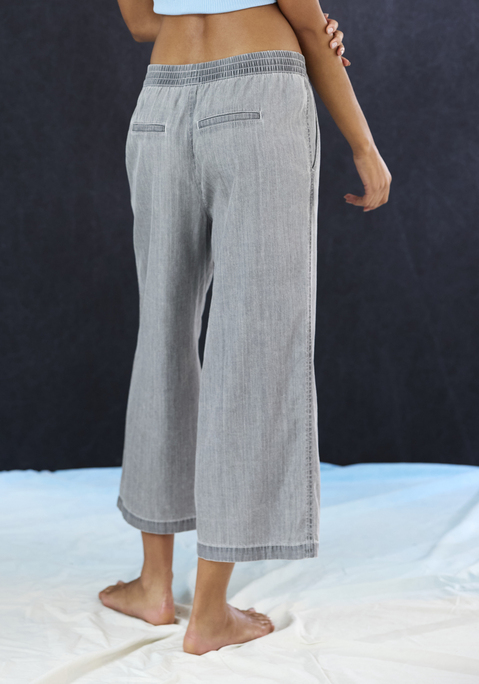 Bild: Culotte von H.I.S: Unifarbene Culotte von H.I.S in modischer Denim-Optik. Legere Schlupfhosenform. Weites Bein. Für die Freizeit, gut kombinierbar. Weiche. leichte Qualität mit Baumwollanteil.