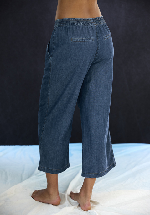 Bild: Culotte von H.I.S: Unifarbene Culotte von H.I.S in modischer Denim-Optik. Legere Schlupfhosenform. Weites Bein. Für die Freizeit, gut kombinierbar. Weiche. leichte Qualität mit Baumwollanteil.