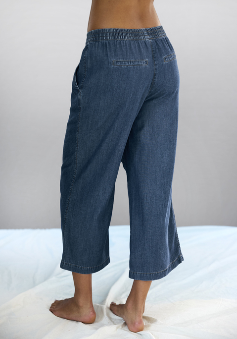 Bild: Culotte von H.I.S: Unifarbene Culotte von H.I.S in modischer Denim-Optik. Legere Schlupfhosenform. Weites Bein. Für die Freizeit, gut kombinierbar. Weiche. leichte Qualität mit Baumwollanteil.