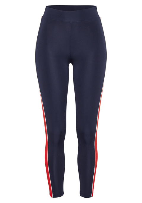 Bild: Funktionsleggings von H.I.S: <h3>Sportleggings mit breitem Bund von <strong>H.I.S</strong></h3> <p> Die Funktionsleggings von <strong>H.I.S</strong> überzeugen durch ihren einzigartigen Komfort und die stylischen Details. Der breite Bund sorgt für einen perfekten Sitz und betont die Taille, während die seitlichen Streifentapes einen modernen Akzent setzen. Diese Leggings sind nicht nur ein modisches Statement, sondern auch funktional, ideal für aktive Frauen, die Wert auf Stil und Performance legen. </p>  <h4>Details und Mehrwerte der Funktionsleggings</h4> <p> Die enge Passform der Leggings unterstützt die Bewegungsfreiheit und sorgt für ein angenehmes Tragegefühl während des Trainings. Hergestellt aus einem elastischen und atmungsaktiven Material, bieten diese Leggings optimalen Komfort und eine hervorragende Feuchtigkeitsregulierung. Sie sind pflegeleicht und können problemlos in der Maschine gewaschen werden, was sie ideal für den aktiven Lebensstil macht. </p>  <h4>Outfit-Tipps für die Funktionsleggings</h4> <p> Diese Sportleggings sind vielseitig einsetzbar und lassen sich hervorragend mit einem lockeren Sporttop oder einem stylischen Hoodie kombinieren. Für den perfekten Look in der Freizeit oder beim Workout empfiehlt sich die Kombination mit trendigen Sneakers. Sie sind ideal für verschiedene Aktivitäten wie Gymnastik, Laufen oder auch entspannte Outdoor-Ausflüge. Ergänzt mit passenden Accessoires, wie einer sportlichen Trinkflasche oder einem funktionalen Rucksack, wird der Look komplett. </p>