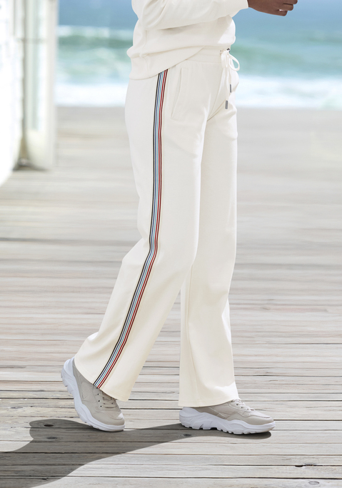 Bild: Relaxhose von H.I.S: Sportliche Relaxhose von H.I.S mit seitlichem Streifentape und einem etwas weiteren Bein. Mit elastischem Rippbund mit Kordelzug und seitlichen Eingrifftaschen. Weiche Sweatqualität aus einer Baumwollmischung.