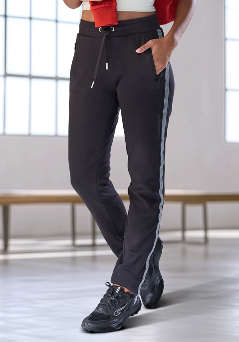 Bild: Jogginghose von H.I.S: Sportliche Jogginghose von H.I.S. Highlight: der seitliche Tapestreifen. Elastisches Rippbündchen mit Kordelzug. Seitliche Reißverschlusstaschen. Körpernahe Passform. Ideal für sportliche Aktivitäten, Casualmode oder Homewear. Hergestellt aus weicher Interlockware mit Baumwollanteil.