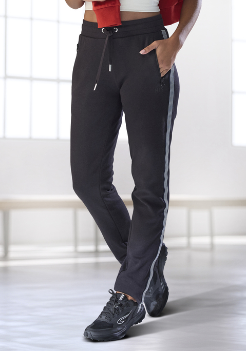 Bild: Jogginghose von H.I.S: Sportliche Jogginghose von H.I.S. Highlight: der seitliche Tapestreifen. Elastisches Rippbündchen mit Kordelzug. Seitliche Reißverschlusstaschen. Körpernahe Passform. Ideal für sportliche Aktivitäten, Casualmode oder Homewear. Hergestellt aus weicher Interlockware mit Baumwollanteil.