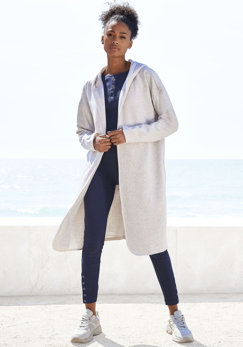 Bild: Kapuzensweatjacke von H.I.S: Lange Sweatjacke mit Kapuze von H.I.S. Mit Schalkragen als besonderes Detail. Lange Ärmel mit abgestepptem Ende sowie abgerundeter Jackensaum. Als Homewear und für die Freizeit. Weiche Sweatqualität mit hohem Baumwollanteil.