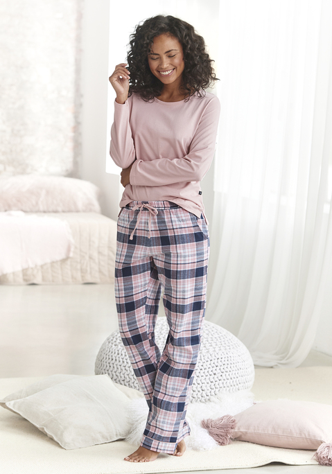 Bild: Pyjama von H.I.S: Karierter Flannel Pyjama mit langärmeligen Oberteil mit Rundhalsausschnitt.  Hose mit seitlichen Eingriffstaschen und elastischem Gummibund. Angenehme Baumwollqualität.