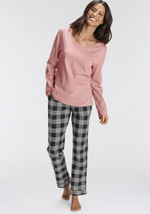 Bild: Pyjama von H.I.S: Karierter Flannel Pyjama mit langärmeligen Oberteil mit Rundhalsausschnitt.  Hose mit seitlichen Eingriffstaschen und elastischem Gummibund. Angenehme Baumwollqualität.
