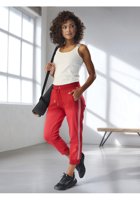 Bild: Relax-Caprihose von H.I.S: Sportliche Relax-Caprihose von H.I.S. Besonderer Clou: die seitlichen Tapestreifen. Elastisches Rippbündchen mit Kordelzug. Körpernaher Schnitt. Ideal für Sport und Freizeit. Aus weicher Interlockware mit Baumwolle.