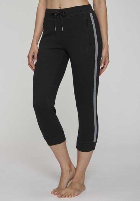 Bild: Relax-Caprihose von H.I.S: Sportliche Relax-Caprihose von H.I.S. Besonderer Clou: die seitlichen Tapestreifen. Elastisches Rippbündchen mit Kordelzug. Körpernaher Schnitt. Ideal für Sport und Freizeit. Aus weicher Interlockware mit Baumwolle.