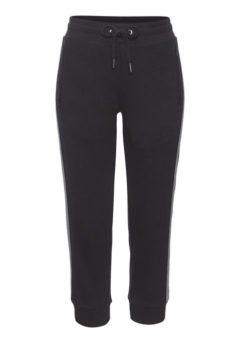 Bild: Relax-Caprihose von H.I.S: Sportliche Relax-Caprihose von H.I.S. Besonderer Clou: die seitlichen Tapestreifen. Elastisches Rippbündchen mit Kordelzug. Körpernaher Schnitt. Ideal für Sport und Freizeit. Aus weicher Interlockware mit Baumwolle.