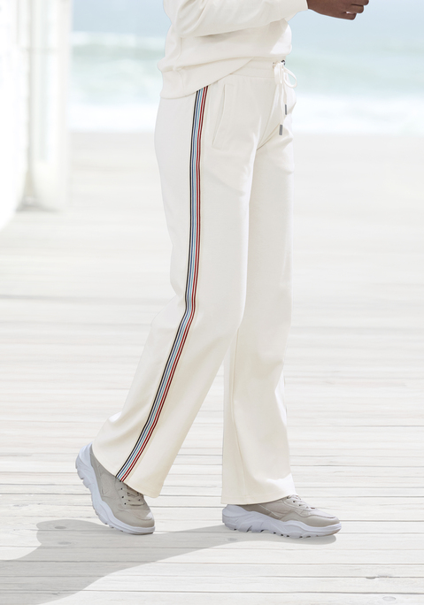 Bild: Relaxhose von H.I.S: Sportliche Relaxhose von H.I.S mit seitlichem Streifentape und einem etwas weiteren Bein. Mit elastischem Rippbund mit Kordelzug und seitlichen Eingrifftaschen. Weiche Sweatqualität aus einer Baumwollmischung.
