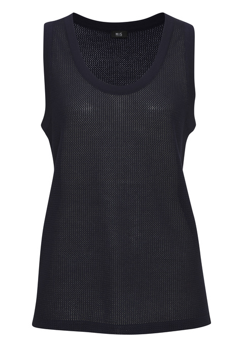 Bild: Sporttop von H.I.S: <h3>Sporttop von <strong>H.I.S</strong> – Stil trifft Komfort</h3>
<p>
Das gestrickte Top mit tiefem Rundhalsausschnitt ist die perfekte Wahl für aktive Damen, die Wert auf Stil und Funktionalität legen. Die lockere Passform sorgt für uneingeschränkte Bewegungsfreiheit und ein angenehmes Tragegefühl während des Trainings oder in der Freizeit. Ein besonderes Highlight ist das eingestrickte Logo am Rücken, das dem Design eine exklusive Note verleiht und es von anderen Tops abhebt.
</p>

<h4>Details und Mehrwerte des Sporttops</h4>
<p>
Dieses sportliche Oberteil überzeugt nicht nur durch seine ansprechende Optik, sondern auch durch durchdachte Details. Die figurumspielende Passform sorgt dafür, dass das Top ideal sitzt und gleichzeitig Bewegungsfreiheit bietet. Das hochwertige Baumwollmaterial sorgt für einen angenehmen Tragekomfort und ist dazu maschinenwaschbar, was die Pflege unkompliziert macht. Ob beim Fitness, Gymnastik oder Laufen – die Vielseitigkeit des Tops macht es zum idealen Begleiter für verschiedene Sportarten.
</p>

<h4>Outfit-Tipps und Trageanlässe</h4>
<p>
Das Sporttop eignet sich hervorragend für verschiedene Anlässe, sei es beim Workout im Fitnessstudio, beim Joggen im Park oder auch in der Freizeit. Es lässt sich wunderbar mit lässigen Jogginghosen oder stylischen Shorts kombinieren. Für einen sportlichen Streetwear-Look können Sneakers und eine coole Cap ergänzt werden. Auch in Kombination mit einer lockeren Jeans und Sandalen ist es ein echter Hingucker für entspannte Wochenendausflüge.
</p>

<p>Dieses Top vereint Komfort und Stil – der perfekte Begleiter für aktive Momente.</p>