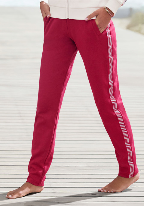 Bild: Sweathose von H.I.S: Bequeme Relaxhose von H.I.S mit modischem, seitlichem Streifendesign. Elastischer Bund mit Tunnelzug sowie elastische Bündchen am Saum. Mit seitlichen Eingrifftaschen. Ideal als Loungewear. Weiche, elastische Interlock-Qualität aus einer Baumwollmischung.