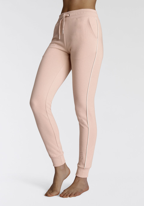 Bild: Sweathose von H.I.S: Komfortable Sweathose von H.I.S. Mit seitlichem Piping. Praktische Eingrifftaschen. Optimaler Sitz durch den elastischenTunnelzugbund. Saum mit elastischen Bündchen. Perfekt zum Relaxen. Weiches Material in Interlockqualität.
