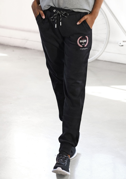 Bild: Sweatpants von H.I.S: Bequeme Sweathose von H.I.S. Kleiner Print mit Stickerei auf dem Oberschenkel. Stretchbund mit Kordelzug. Kontrastierende Paspel seitlich. Elastische Rippbündchen. Weiche, sanfte Sweatqualität.