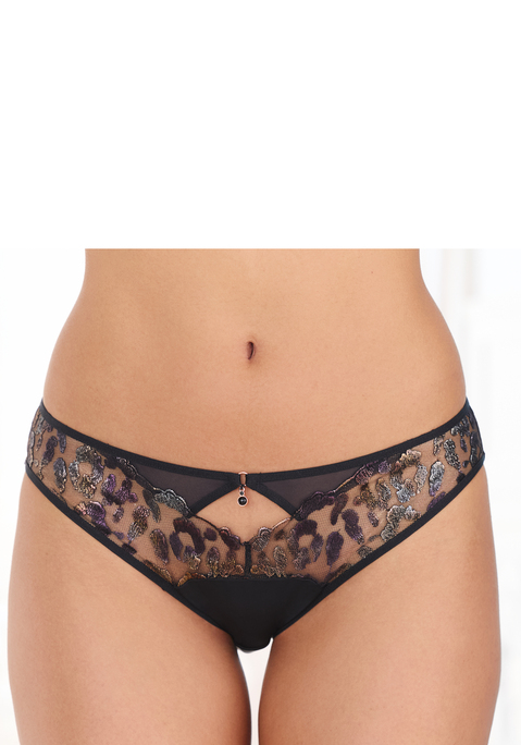 Bild: Slip von JETTE: Verführerischer Slip mit edlem Cut-Out vorne mittig. Vorn aus Stickereispitze mit Glitzer-Effekten, hinten aus feinem Trikot. Mit hübschem Schmuckaccessoire und dezentem Ringdetail in der vorderen Mitte. Mit eingearbeitetem Baumwollzwickel. Kreiert von der Designerin Jette Joop. Aus 70% Polyamid, 18% Polyester, 12% Elasthan.