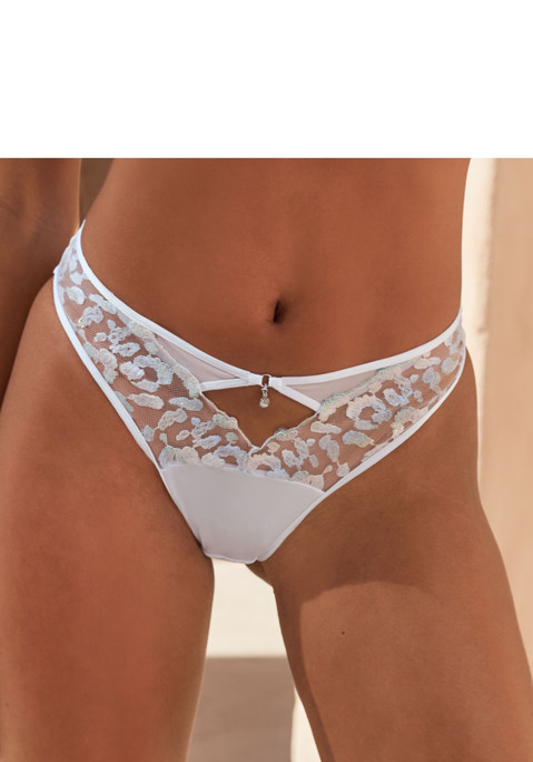 Bild: Slip von JETTE: Verführerischer Slip mit edlem Cut-Out vorne mittig. Vorn aus Stickereispitze mit Glitzer-Effekten, hinten aus feinem Trikot. Mit hübschem Schmuckaccessoire und dezentem Ringdetail in der vorderen Mitte. Mit eingearbeitetem Baumwollzwickel. Kreiert von der Designerin Jette Joop. Aus 70% Polyamid, 18% Polyester, 12% Elasthan.