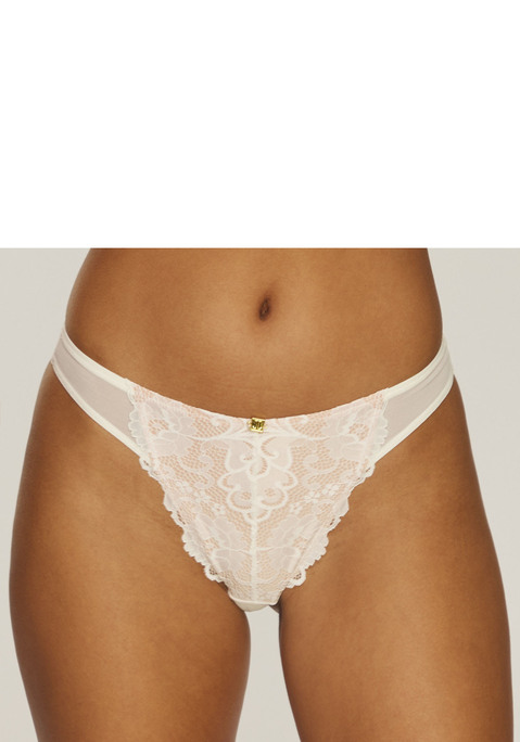 Bild: String von JETTE: Femininer String aus blumiger Spitze. Seitlich und hinten aus feinem Soft Mesh. Vorne kontrastfarben unterlegt. Mit eingearbeiteten Baumwollzwickel. Passender BH aus der gleichen Serie erhältlich. Aus 83% Polyamid, 17% Elasthan.