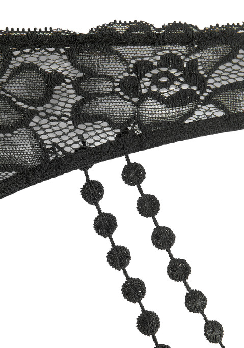Bild: String von JETTE: Verführerischer String rundherum aus floraler Spitze. Sexy Zierbänder von vorne nach hinten. Rundherum elastisch gefertigt für einen optimalen Komfort. Kreiert von der Designerin Jette Joop. Mit eingearbeiteten Baumwollzwickel. Obermaterial: 67% Polyamid, 25% Polyester, 8% Elasthan.