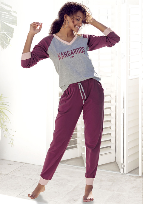 Bild: Pyjama von KangaROOS: Schlafanzug von Kangaroos im College-Look. Langarmshirt mit kontrastfarbenen Raglanärmeln, farblich abgesetzten Abschlüssen am V-Ausschnitt und den Ärmelbündchen. Großer Schriftzugprint vorn. Lange Hose mit Kontrastabschlüssen am elastischen Tunnelzugbund und den Bündchen an den Beinenden. Weiche Single-Jersey-Qualität.