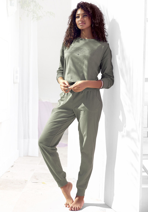 Bild: Pyjama von KangaROOS: Schlafanzug von KangaROOS. Unifarbenes Design. Langarmshirt mit großem Wording-Print vorn. Rundhalsausschnitt und Raglanärmel. Lange Hose mit elastischem Tunnelzugbund und Bündchen an den Beinenden. Seitliche Eingrifftaschen. Weicher Single-Jersey.