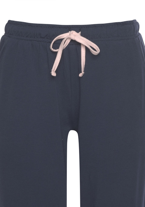 Bild: Pyjama von KangaROOS: Schlafanzug von Kangaroos im College-Look. Langarmshirt mit kontrastfarbenen Raglanärmeln, farblich abgesetzten Abschlüssen am V-Ausschnitt und den Ärmelbündchen. Großer Schriftzugprint vorn. Lange Hose mit Kontrastabschlüssen am elastischen Tunnelzugbund und den Bündchen an den Beinenden. Weiche Single-Jersey-Qualität.
