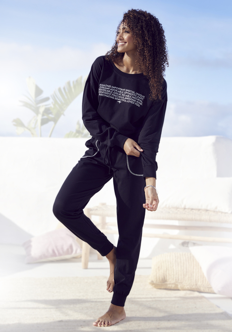 Bild: Pyjama von KangaROOS: Schlafanzug von KangaROOS. Unifarbenes Design. Langarmshirt mit großem Wording-Print vorn. Rundhalsausschnitt und Raglanärmel. Lange Hose mit elastischem Tunnelzugbund und Bündchen an den Beinenden. Seitliche Eingrifftaschen. Weicher Single-Jersey.
