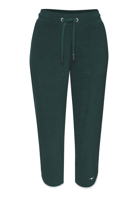 Bild: Relax-Caprihose von KangaROOS: <h3>Sportliche Caprihose für einen lässigen Look</h3>
<p>
Die sportliche Caprihose von <strong>KangaROOS</strong> begeistert durch ihr einzigartiges Design mit seitlichem Streifen und einem abgerundeten Saum. Diese Hose vereint stilvolle Optik und Funktionalität, sodass sie sich sowohl für sportliche Aktivitäten als auch für entspannte Freizeitlooks eignet. Das weiche Frottee sorgt für einen hohen Tragekomfort und macht die Hose zum idealen Begleiter für bewegungsfreudige Tage.
</p>

<h4>Details und Komfort auf einen Blick</h4>
<p>
Die Caprihose bietet nicht nur eine ansprechende Optik, sondern auch zahlreiche praktische Eigenschaften. Die bequeme Passform sorgt dafür, dass die Hose während des Tragens nicht einengt und stets angenehm sitzt. Sie eignet sich optimal für verschiedene Aktivitäten und bietet durch die Maschinenwäsche eine einfache Pflege.
</p>

<h4>Vielseitige Kombinationsmöglichkeiten</h4>
<p>
Ideal für lässige Streetwear-Outfits, lässt sich die Caprihose von <strong>KangaROOS</strong> wunderbar mit Sneakers und einem sportlichen T-Shirt kombinieren. Sie eignet sich perfekt für Freizeitaktivitäten, beim Work-out im Fitnessstudio oder beim Joggen im Park. Auch in Kombination mit einer leichten Jacke und einem stylischen Rucksack wird der Look abgerundet und bietet gleichzeitig Funktionalität und Stil.
</p>

<p>
Die sportliche Caprihose von <strong>KangaROOS</strong> vereint Stil und Komfort – ein Must-have für aktive Tage!
</p>