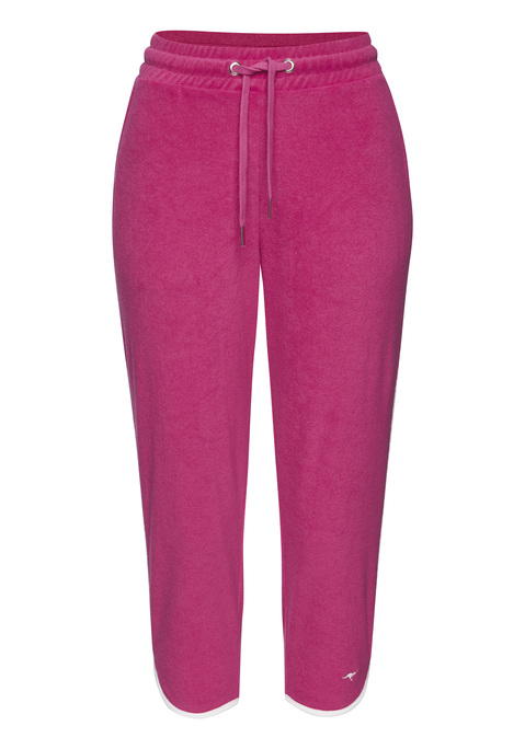 Bild: Relax-Caprihose von KangaROOS: <h3>Sportliche Caprihose für einen lässigen Look</h3>
<p>
Die sportliche Caprihose von <strong>KangaROOS</strong> begeistert durch ihr einzigartiges Design mit seitlichem Streifen und einem abgerundeten Saum. Diese Hose vereint stilvolle Optik und Funktionalität, sodass sie sich sowohl für sportliche Aktivitäten als auch für entspannte Freizeitlooks eignet. Das weiche Frottee sorgt für einen hohen Tragekomfort und macht die Hose zum idealen Begleiter für bewegungsfreudige Tage.
</p>

<h4>Details und Komfort auf einen Blick</h4>
<p>
Die Caprihose bietet nicht nur eine ansprechende Optik, sondern auch zahlreiche praktische Eigenschaften. Die bequeme Passform sorgt dafür, dass die Hose während des Tragens nicht einengt und stets angenehm sitzt. Sie eignet sich optimal für verschiedene Aktivitäten und bietet durch die Maschinenwäsche eine einfache Pflege.
</p>

<h4>Vielseitige Kombinationsmöglichkeiten</h4>
<p>
Ideal für lässige Streetwear-Outfits, lässt sich die Caprihose von <strong>KangaROOS</strong> wunderbar mit Sneakers und einem sportlichen T-Shirt kombinieren. Sie eignet sich perfekt für Freizeitaktivitäten, beim Work-out im Fitnessstudio oder beim Joggen im Park. Auch in Kombination mit einer leichten Jacke und einem stylischen Rucksack wird der Look abgerundet und bietet gleichzeitig Funktionalität und Stil.
</p>

<p>
Die sportliche Caprihose von <strong>KangaROOS</strong> vereint Stil und Komfort – ein Must-have für aktive Tage!
</p>