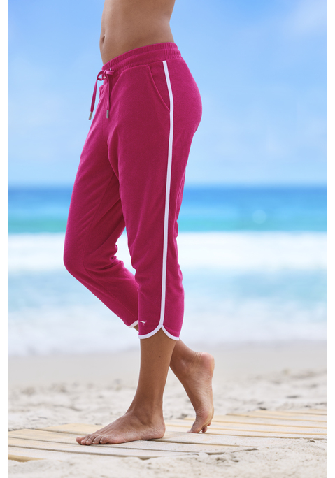 Bild: Relax-Caprihose von KangaROOS: <h3>Sportliche Caprihose für einen lässigen Look</h3>
<p>
Die sportliche Caprihose von <strong>KangaROOS</strong> begeistert durch ihr einzigartiges Design mit seitlichem Streifen und einem abgerundeten Saum. Diese Hose vereint stilvolle Optik und Funktionalität, sodass sie sich sowohl für sportliche Aktivitäten als auch für entspannte Freizeitlooks eignet. Das weiche Frottee sorgt für einen hohen Tragekomfort und macht die Hose zum idealen Begleiter für bewegungsfreudige Tage.
</p>

<h4>Details und Komfort auf einen Blick</h4>
<p>
Die Caprihose bietet nicht nur eine ansprechende Optik, sondern auch zahlreiche praktische Eigenschaften. Die bequeme Passform sorgt dafür, dass die Hose während des Tragens nicht einengt und stets angenehm sitzt. Sie eignet sich optimal für verschiedene Aktivitäten und bietet durch die Maschinenwäsche eine einfache Pflege.
</p>

<h4>Vielseitige Kombinationsmöglichkeiten</h4>
<p>
Ideal für lässige Streetwear-Outfits, lässt sich die Caprihose von <strong>KangaROOS</strong> wunderbar mit Sneakers und einem sportlichen T-Shirt kombinieren. Sie eignet sich perfekt für Freizeitaktivitäten, beim Work-out im Fitnessstudio oder beim Joggen im Park. Auch in Kombination mit einer leichten Jacke und einem stylischen Rucksack wird der Look abgerundet und bietet gleichzeitig Funktionalität und Stil.
</p>

<p>
Die sportliche Caprihose von <strong>KangaROOS</strong> vereint Stil und Komfort – ein Must-have für aktive Tage!
</p>