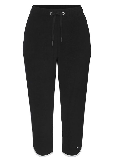 Bild: Relax-Caprihose von KangaROOS: <h3>Sportliche Caprihose für einen lässigen Look</h3>
<p>
Die sportliche Caprihose von <strong>KangaROOS</strong> begeistert durch ihr einzigartiges Design mit seitlichem Streifen und einem abgerundeten Saum. Diese Hose vereint stilvolle Optik und Funktionalität, sodass sie sich sowohl für sportliche Aktivitäten als auch für entspannte Freizeitlooks eignet. Das weiche Frottee sorgt für einen hohen Tragekomfort und macht die Hose zum idealen Begleiter für bewegungsfreudige Tage.
</p>

<h4>Details und Komfort auf einen Blick</h4>
<p>
Die Caprihose bietet nicht nur eine ansprechende Optik, sondern auch zahlreiche praktische Eigenschaften. Die bequeme Passform sorgt dafür, dass die Hose während des Tragens nicht einengt und stets angenehm sitzt. Sie eignet sich optimal für verschiedene Aktivitäten und bietet durch die Maschinenwäsche eine einfache Pflege.
</p>

<h4>Vielseitige Kombinationsmöglichkeiten</h4>
<p>
Ideal für lässige Streetwear-Outfits, lässt sich die Caprihose von <strong>KangaROOS</strong> wunderbar mit Sneakers und einem sportlichen T-Shirt kombinieren. Sie eignet sich perfekt für Freizeitaktivitäten, beim Work-out im Fitnessstudio oder beim Joggen im Park. Auch in Kombination mit einer leichten Jacke und einem stylischen Rucksack wird der Look abgerundet und bietet gleichzeitig Funktionalität und Stil.
</p>

<p>
Die sportliche Caprihose von <strong>KangaROOS</strong> vereint Stil und Komfort – ein Must-have für aktive Tage!
</p>