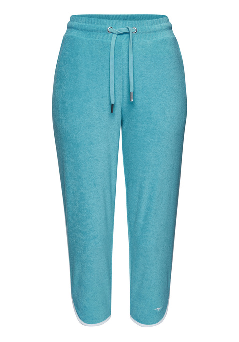 Bild: Relax-Caprihose von KangaROOS: <h3>Sportliche Caprihose für einen lässigen Look</h3>
<p>
Die sportliche Caprihose von <strong>KangaROOS</strong> begeistert durch ihr einzigartiges Design mit seitlichem Streifen und einem abgerundeten Saum. Diese Hose vereint stilvolle Optik und Funktionalität, sodass sie sich sowohl für sportliche Aktivitäten als auch für entspannte Freizeitlooks eignet. Das weiche Frottee sorgt für einen hohen Tragekomfort und macht die Hose zum idealen Begleiter für bewegungsfreudige Tage.
</p>

<h4>Details und Komfort auf einen Blick</h4>
<p>
Die Caprihose bietet nicht nur eine ansprechende Optik, sondern auch zahlreiche praktische Eigenschaften. Die bequeme Passform sorgt dafür, dass die Hose während des Tragens nicht einengt und stets angenehm sitzt. Sie eignet sich optimal für verschiedene Aktivitäten und bietet durch die Maschinenwäsche eine einfache Pflege.
</p>

<h4>Vielseitige Kombinationsmöglichkeiten</h4>
<p>
Ideal für lässige Streetwear-Outfits, lässt sich die Caprihose von <strong>KangaROOS</strong> wunderbar mit Sneakers und einem sportlichen T-Shirt kombinieren. Sie eignet sich perfekt für Freizeitaktivitäten, beim Work-out im Fitnessstudio oder beim Joggen im Park. Auch in Kombination mit einer leichten Jacke und einem stylischen Rucksack wird der Look abgerundet und bietet gleichzeitig Funktionalität und Stil.
</p>

<p>
Die sportliche Caprihose von <strong>KangaROOS</strong> vereint Stil und Komfort – ein Must-have für aktive Tage!
</p>