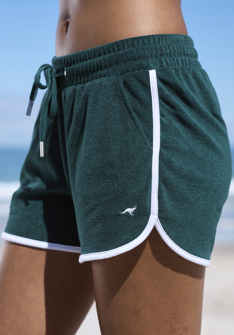 Bild: Relaxshorts von KangaROOS: <h3>Entspannt durch den Tag mit den Relaxshorts von <strong>KangaROOS</strong></h3>
<p>
Die Relaxshorts von <strong>KangaROOS</strong> überzeugen durch ihren sportlichen Seitenstreifen, der nicht nur für einen modischen Akzent sorgt, sondern auch für einen lässigen Look, der sich ideal für entspannte Tage eignet. Diese Shorts bieten eine perfekte Kombination aus Komfort und Stil, sodass sie bei jeder Freizeitaktivität getragen werden können.
</p>

<h4>Details und Vorteile der Relaxshorts</h4>
<p>
Die kurze Hose ist aus einer besonders weichen Mischung gefertigt, die ein angenehmes Tragegefühl garantiert. Mit zwei praktischen Seitentaschen ausgestattet, bietet sie ausreichend Platz für kleine Essentials. Die unifarbene Optik sorgt dafür, dass sich die Relaxshorts mühelos in jede Garderobe integrieren lassen, während die pflegeleichte Eigenschaft durch Maschinenwäsche für zusätzliche Bequemlichkeit sorgt.
</p>

<h4>Kombinationsmöglichkeiten und Anlässe</h4>
<p>
Die Shorts eignen sich hervorragend für lässige Streetwear-Looks. Kombiniert mit einem schlichten T-Shirt und trendigen Sneakern entsteht ein cooler Freizeitlook für den Stadtbummel oder entspannte Nachmittage im Park. Auch für Outdoor-Aktivitäten wie Spaziergänge oder lockere Sporteinheiten im Gym sind diese Shorts ideal. Accessoires wie eine Cap oder eine leichte Jacke runden das Outfit perfekt ab.
</p>

<p>
Ultimativer Komfort und Stil garantiert: mit den Relaxshorts von <strong>KangaROOS</strong>.
</p>
