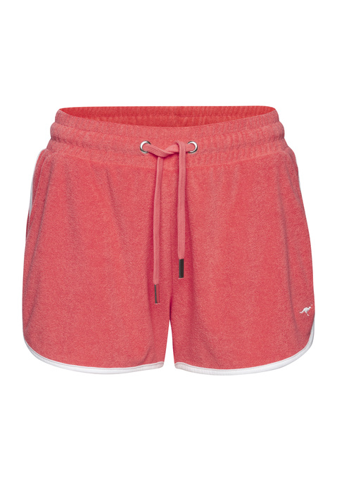 Bild: Relaxshorts von KangaROOS: <h3>Entspannt durch den Tag mit den Relaxshorts von <strong>KangaROOS</strong></h3>
<p>
Die Relaxshorts von <strong>KangaROOS</strong> überzeugen durch ihren sportlichen Seitenstreifen, der nicht nur für einen modischen Akzent sorgt, sondern auch für einen lässigen Look, der sich ideal für entspannte Tage eignet. Diese Shorts bieten eine perfekte Kombination aus Komfort und Stil, sodass sie bei jeder Freizeitaktivität getragen werden können.
</p>

<h4>Details und Vorteile der Relaxshorts</h4>
<p>
Die kurze Hose ist aus einer besonders weichen Mischung gefertigt, die ein angenehmes Tragegefühl garantiert. Mit zwei praktischen Seitentaschen ausgestattet, bietet sie ausreichend Platz für kleine Essentials. Die unifarbene Optik sorgt dafür, dass sich die Relaxshorts mühelos in jede Garderobe integrieren lassen, während die pflegeleichte Eigenschaft durch Maschinenwäsche für zusätzliche Bequemlichkeit sorgt.
</p>

<h4>Kombinationsmöglichkeiten und Anlässe</h4>
<p>
Die Shorts eignen sich hervorragend für lässige Streetwear-Looks. Kombiniert mit einem schlichten T-Shirt und trendigen Sneakern entsteht ein cooler Freizeitlook für den Stadtbummel oder entspannte Nachmittage im Park. Auch für Outdoor-Aktivitäten wie Spaziergänge oder lockere Sporteinheiten im Gym sind diese Shorts ideal. Accessoires wie eine Cap oder eine leichte Jacke runden das Outfit perfekt ab.
</p>

<p>
Ultimativer Komfort und Stil garantiert: mit den Relaxshorts von <strong>KangaROOS</strong>.
</p>