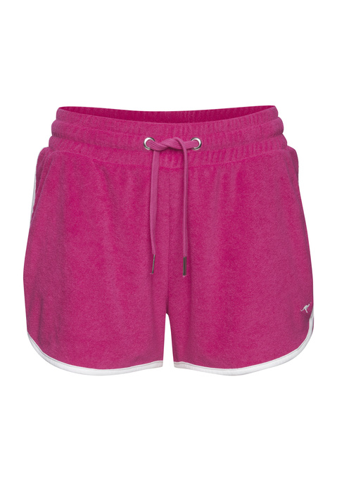 Bild: Relaxshorts von KangaROOS: <h3>Entspannt durch den Tag mit den Relaxshorts von <strong>KangaROOS</strong></h3>
<p>
Die Relaxshorts von <strong>KangaROOS</strong> überzeugen durch ihren sportlichen Seitenstreifen, der nicht nur für einen modischen Akzent sorgt, sondern auch für einen lässigen Look, der sich ideal für entspannte Tage eignet. Diese Shorts bieten eine perfekte Kombination aus Komfort und Stil, sodass sie bei jeder Freizeitaktivität getragen werden können.
</p>

<h4>Details und Vorteile der Relaxshorts</h4>
<p>
Die kurze Hose ist aus einer besonders weichen Mischung gefertigt, die ein angenehmes Tragegefühl garantiert. Mit zwei praktischen Seitentaschen ausgestattet, bietet sie ausreichend Platz für kleine Essentials. Die unifarbene Optik sorgt dafür, dass sich die Relaxshorts mühelos in jede Garderobe integrieren lassen, während die pflegeleichte Eigenschaft durch Maschinenwäsche für zusätzliche Bequemlichkeit sorgt.
</p>

<h4>Kombinationsmöglichkeiten und Anlässe</h4>
<p>
Die Shorts eignen sich hervorragend für lässige Streetwear-Looks. Kombiniert mit einem schlichten T-Shirt und trendigen Sneakern entsteht ein cooler Freizeitlook für den Stadtbummel oder entspannte Nachmittage im Park. Auch für Outdoor-Aktivitäten wie Spaziergänge oder lockere Sporteinheiten im Gym sind diese Shorts ideal. Accessoires wie eine Cap oder eine leichte Jacke runden das Outfit perfekt ab.
</p>

<p>
Ultimativer Komfort und Stil garantiert: mit den Relaxshorts von <strong>KangaROOS</strong>.
</p>