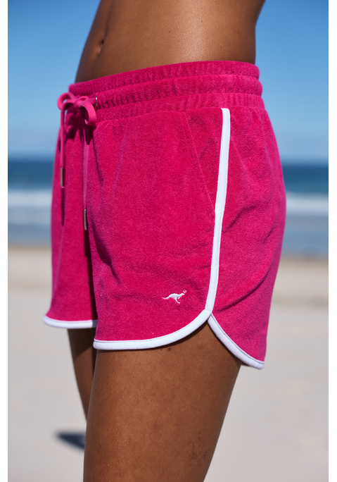 Bild: Relaxshorts von KangaROOS: <h3>Entspannt durch den Tag mit den Relaxshorts von <strong>KangaROOS</strong></h3>
<p>
Die Relaxshorts von <strong>KangaROOS</strong> überzeugen durch ihren sportlichen Seitenstreifen, der nicht nur für einen modischen Akzent sorgt, sondern auch für einen lässigen Look, der sich ideal für entspannte Tage eignet. Diese Shorts bieten eine perfekte Kombination aus Komfort und Stil, sodass sie bei jeder Freizeitaktivität getragen werden können.
</p>

<h4>Details und Vorteile der Relaxshorts</h4>
<p>
Die kurze Hose ist aus einer besonders weichen Mischung gefertigt, die ein angenehmes Tragegefühl garantiert. Mit zwei praktischen Seitentaschen ausgestattet, bietet sie ausreichend Platz für kleine Essentials. Die unifarbene Optik sorgt dafür, dass sich die Relaxshorts mühelos in jede Garderobe integrieren lassen, während die pflegeleichte Eigenschaft durch Maschinenwäsche für zusätzliche Bequemlichkeit sorgt.
</p>

<h4>Kombinationsmöglichkeiten und Anlässe</h4>
<p>
Die Shorts eignen sich hervorragend für lässige Streetwear-Looks. Kombiniert mit einem schlichten T-Shirt und trendigen Sneakern entsteht ein cooler Freizeitlook für den Stadtbummel oder entspannte Nachmittage im Park. Auch für Outdoor-Aktivitäten wie Spaziergänge oder lockere Sporteinheiten im Gym sind diese Shorts ideal. Accessoires wie eine Cap oder eine leichte Jacke runden das Outfit perfekt ab.
</p>

<p>
Ultimativer Komfort und Stil garantiert: mit den Relaxshorts von <strong>KangaROOS</strong>.
</p>