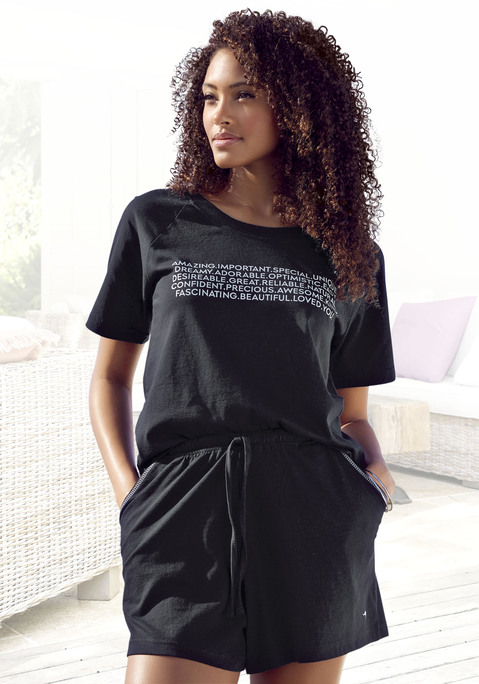 Bild: Shorty von KangaROOS: Shorty von KangaROOS. Unifarbenes Design. T-Shirt mit großem Wording-Print vorn. Rundhalsausschnitt und Raglanärmel. Weite Shorts mit elastischem Tunnelzugbund. Ziersteppung an den seitlichen Eingrifftaschen. Weicher Single-Jersey.